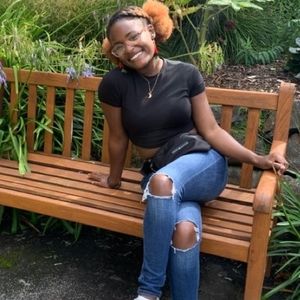 Meet your Posher, Dominique